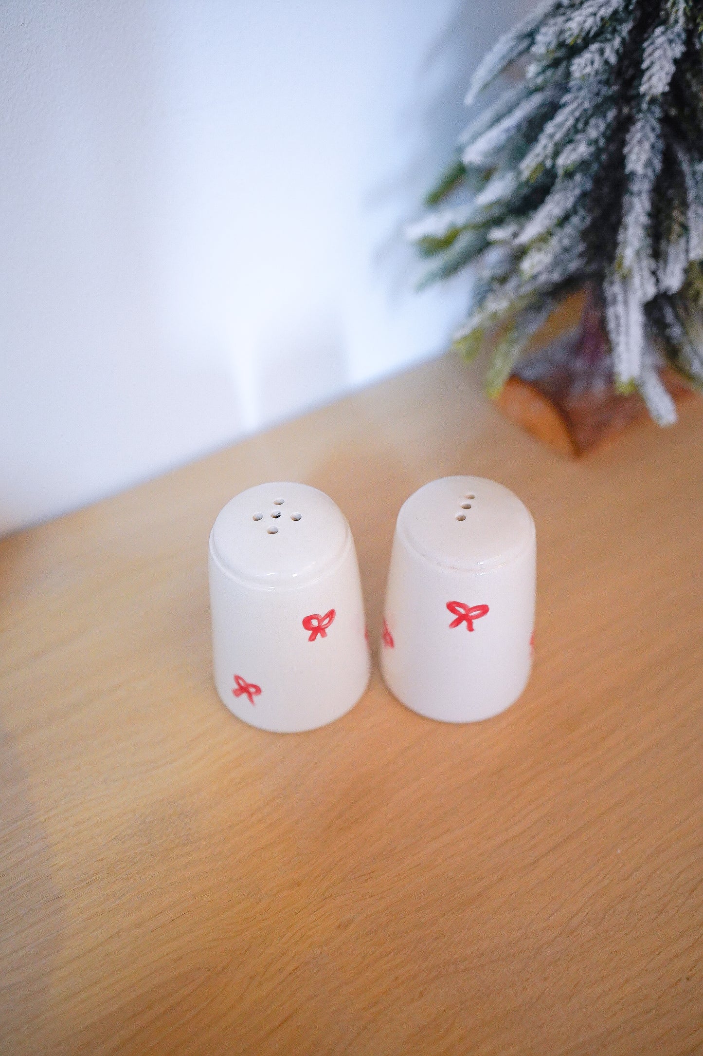 Salière et poivrière de Noël noeuds rouges