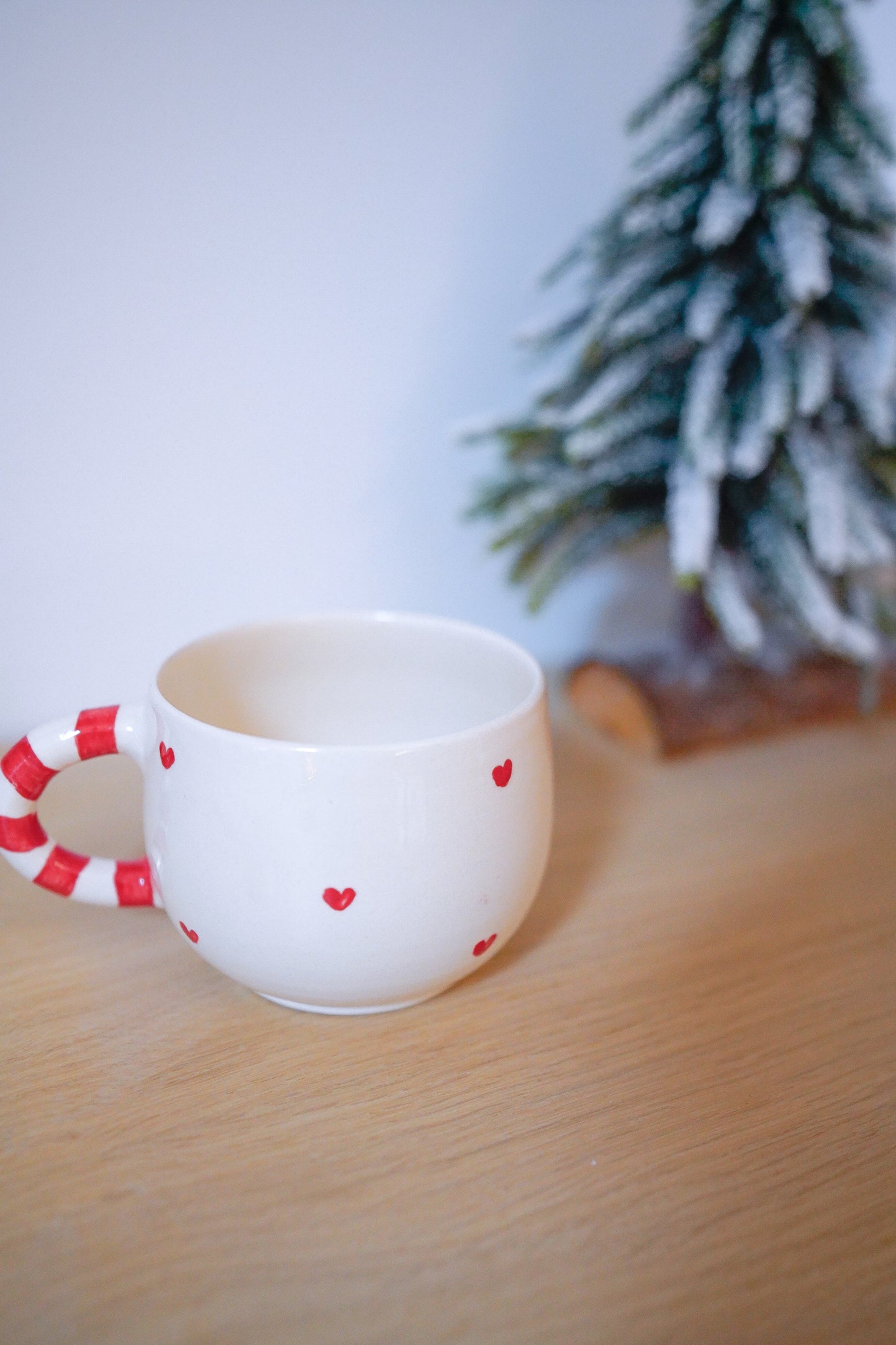 Tasse ronde de Noël coeurs rouges
