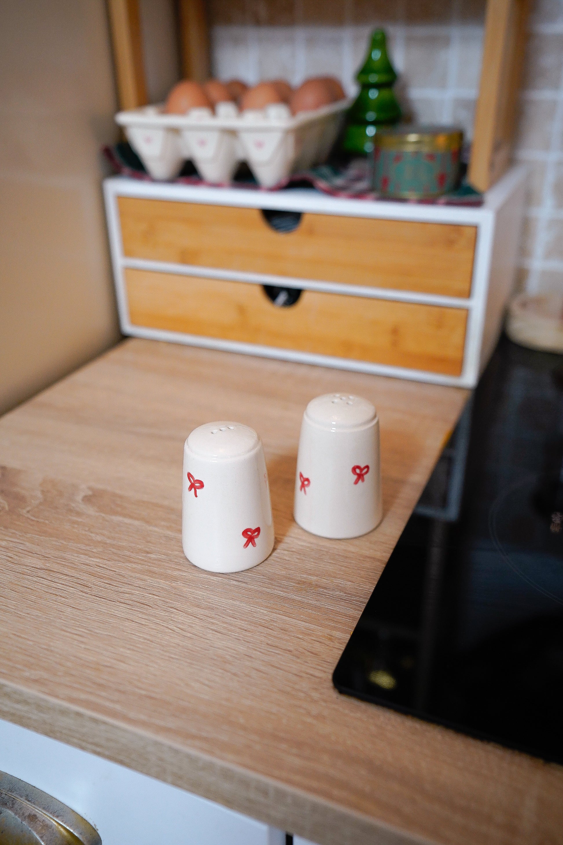 Salière et poivrière de Noël noeuds rouges