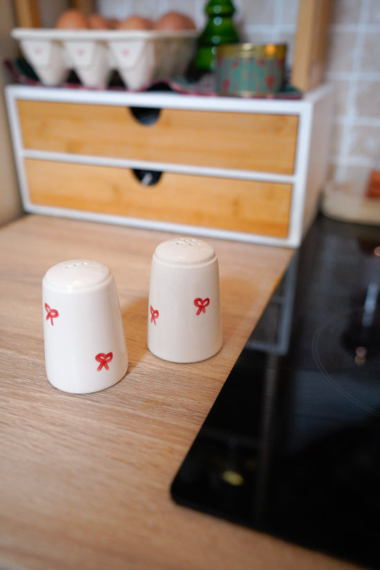 Salière et poivrière de Noël noeuds rouges