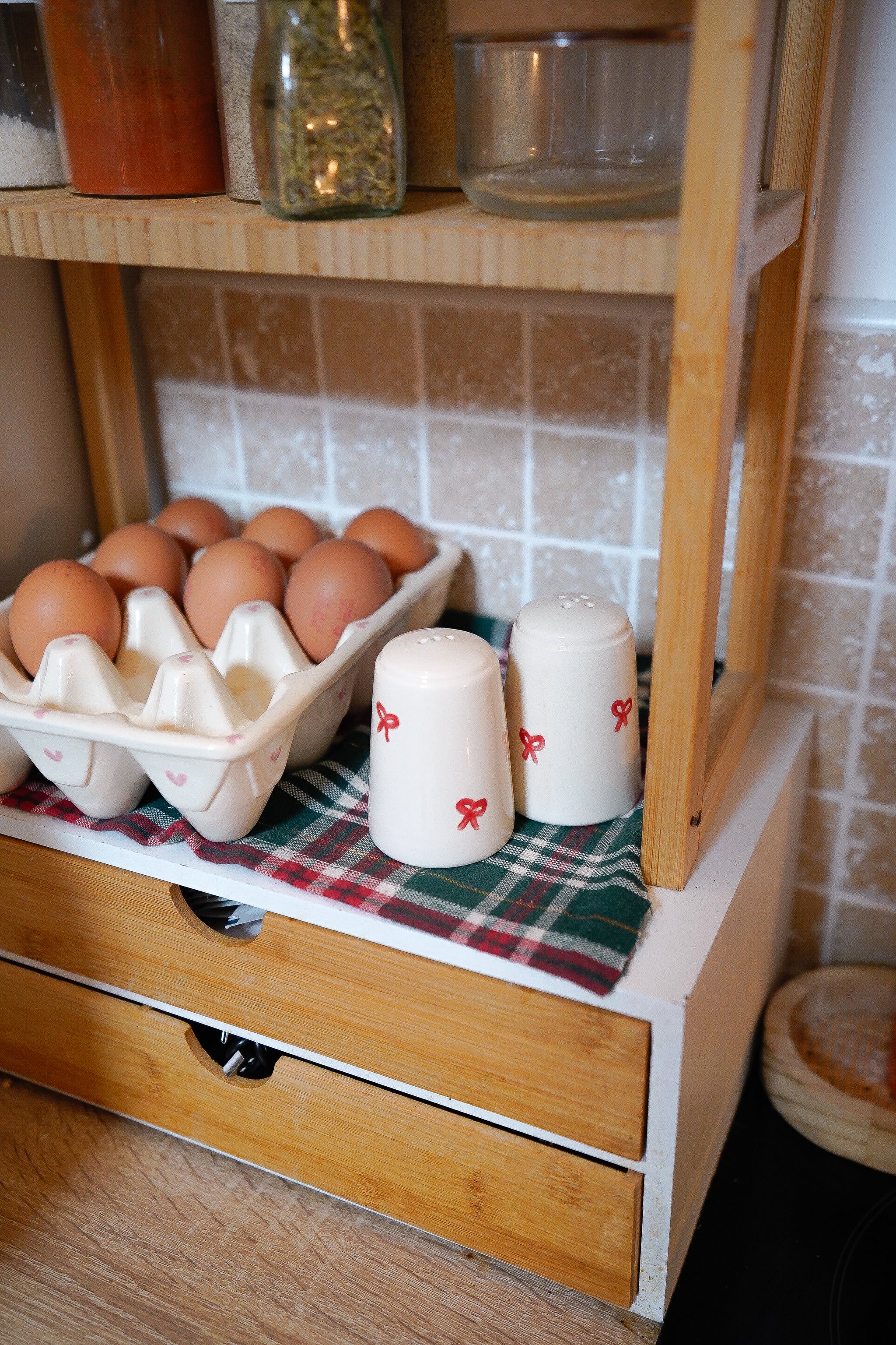 Salière et poivrière de Noël noeuds rouges