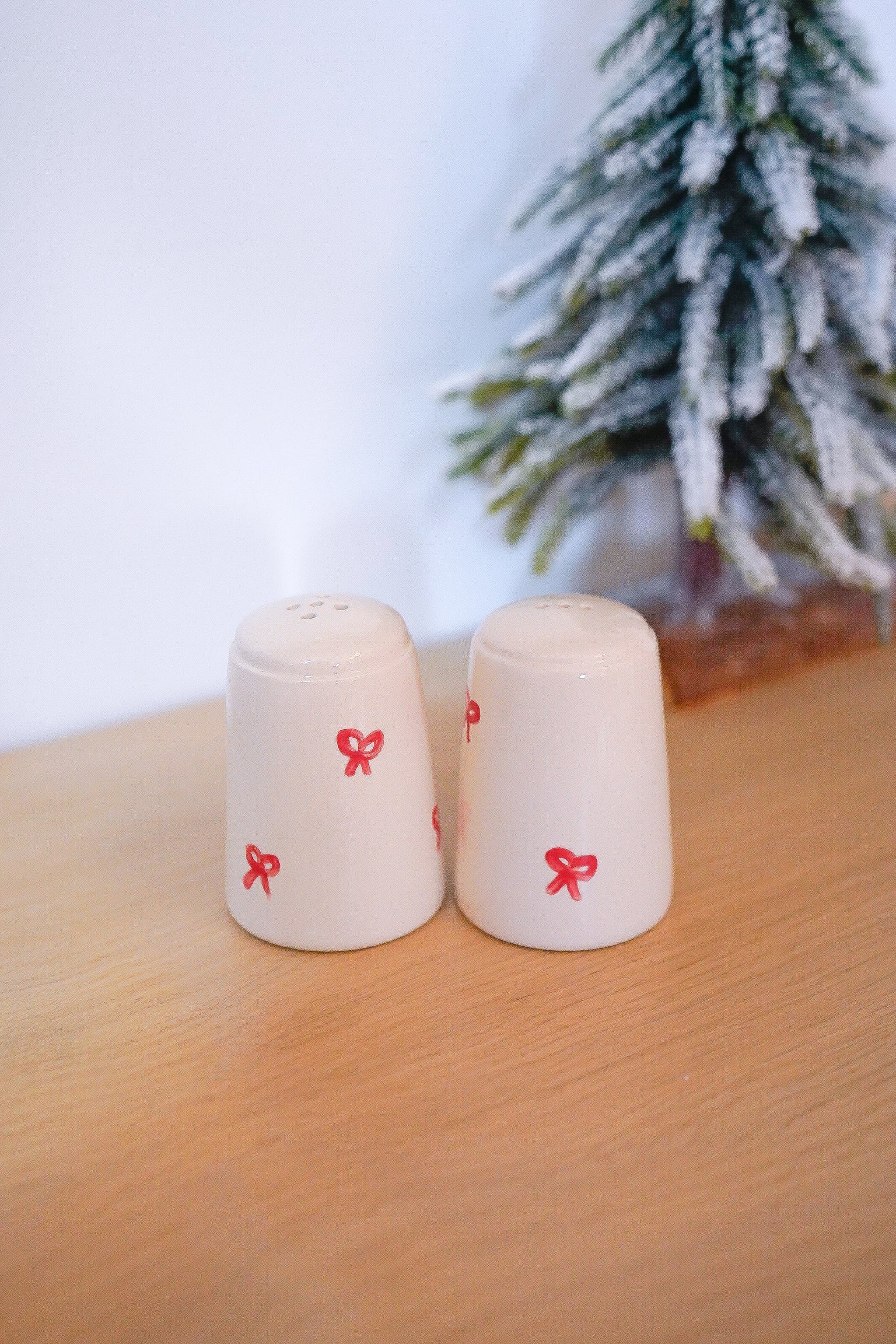 Salière et poivrière de Noël noeuds rouges