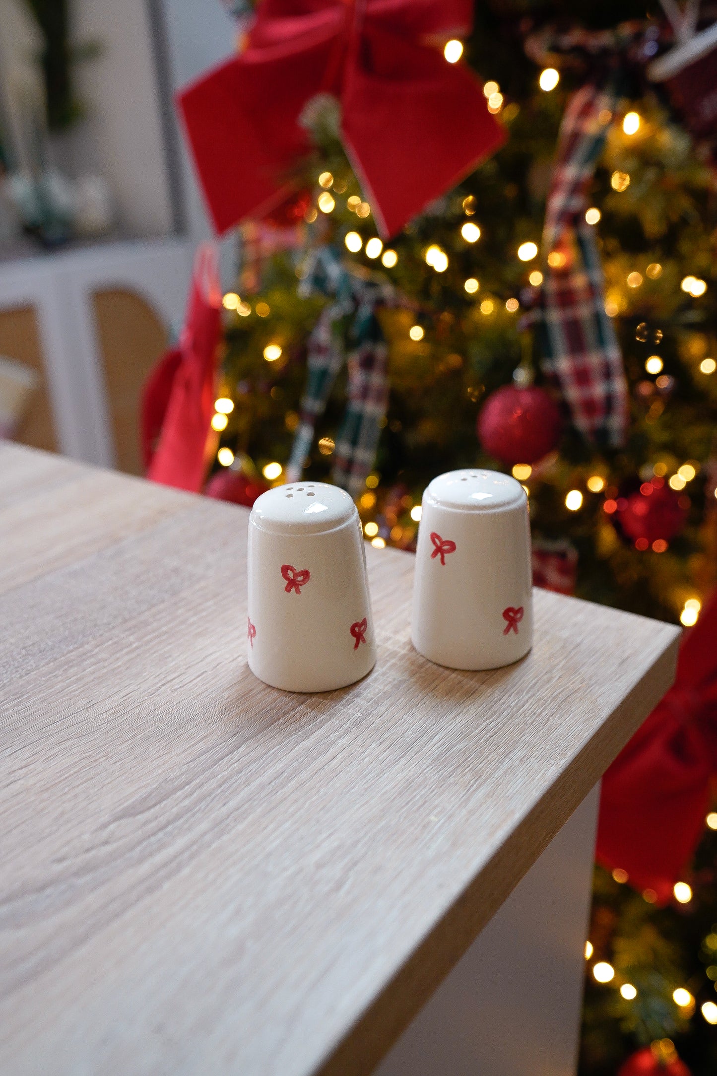 Salière et poivrière de Noël noeuds rouges