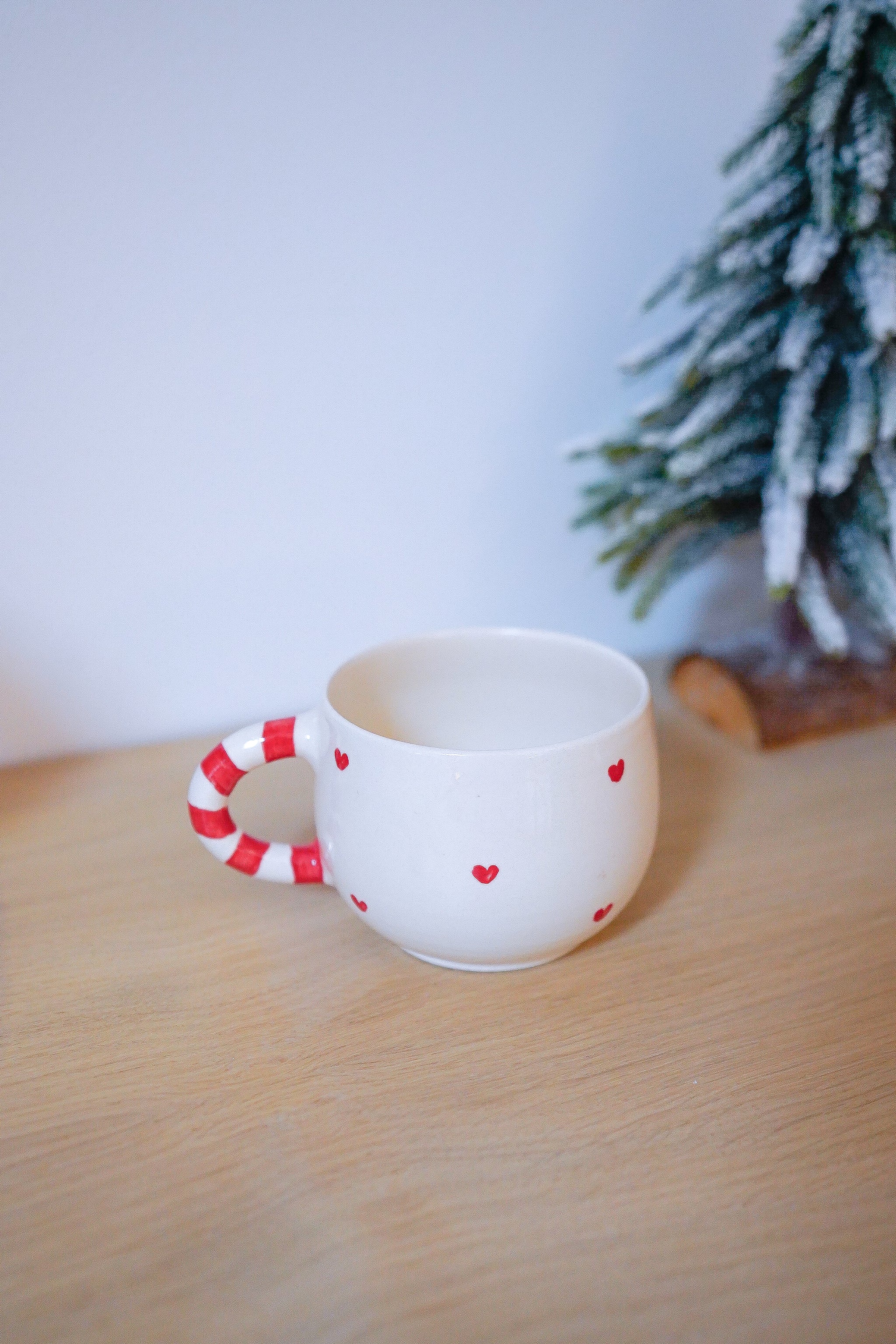 Tasse ronde de Noël coeurs rouges