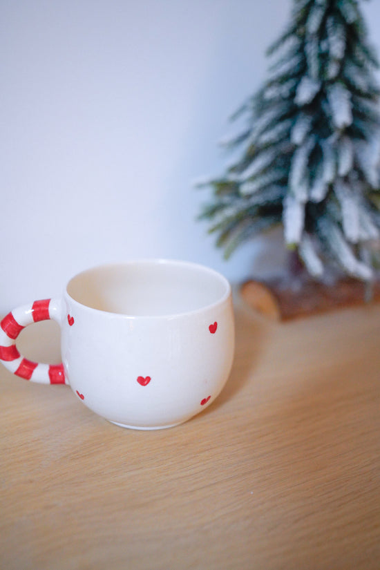 Tasse ronde de Noël coeurs rouges