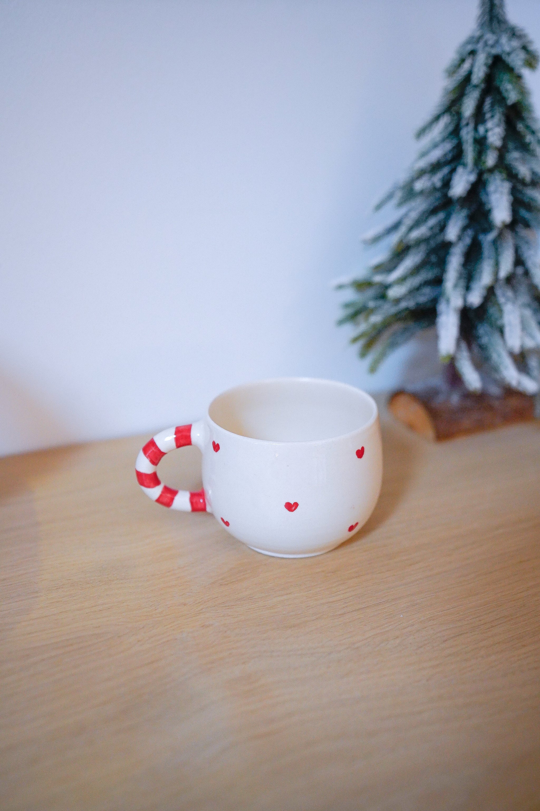 Tasse ronde de Noël coeurs rouges