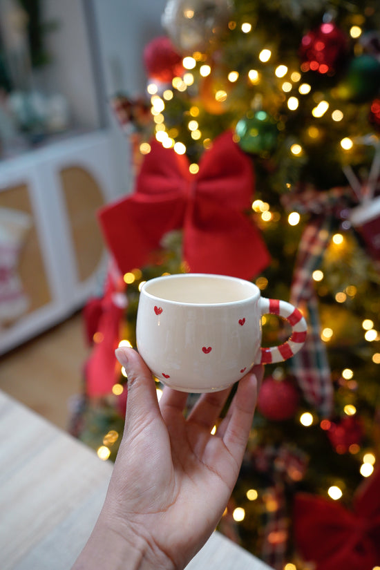 Tasse ronde de Noël coeurs rouges